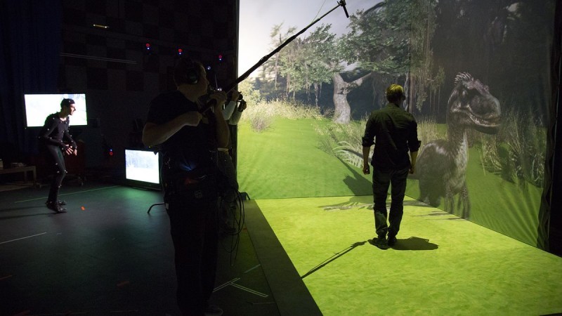 Роб Гаета играет с велоцераптором